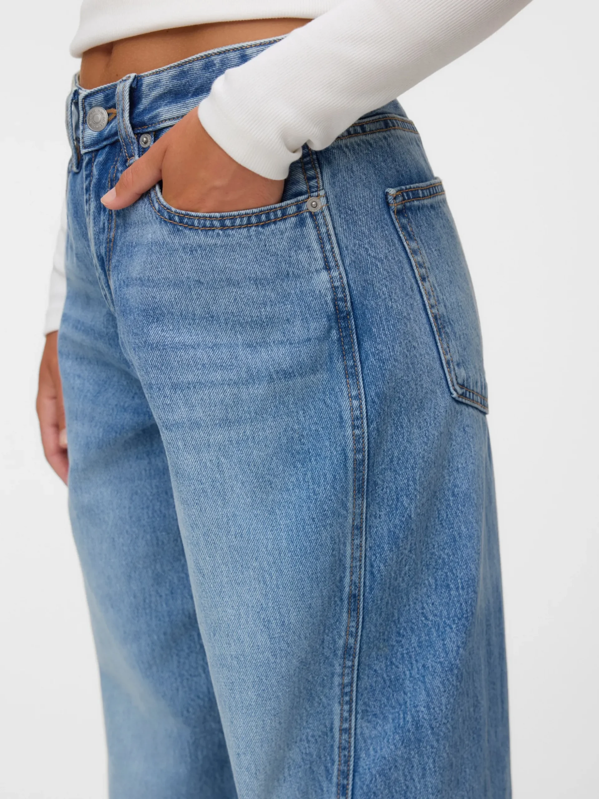 VMZOE Mid Rise Barrel Fit Jeans